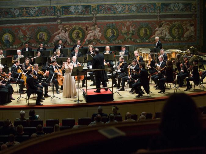 Orchester mit Solo-Flötistin während eines Konzerts