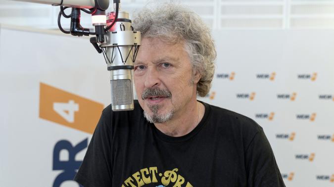 Foto: Wolfgang Niedecken, a singer with the band BAP, moderating a show on West German Radio