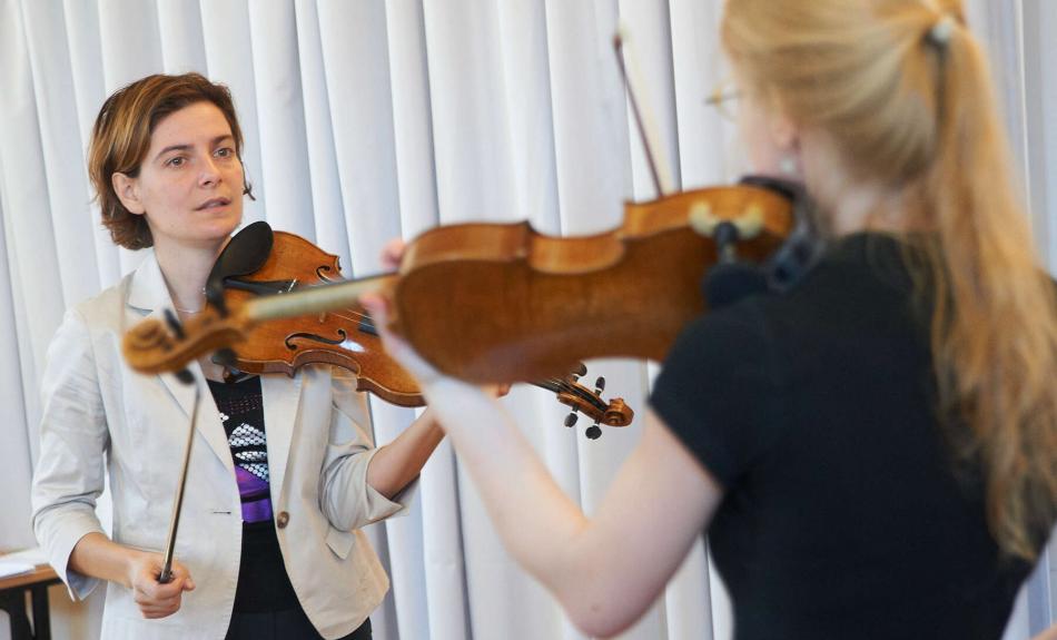 Eine Meisterklasse im Fach Violine an der Hochschule für Musik und Theater Rostock: Geigenlehrerin mit Schülerin.
