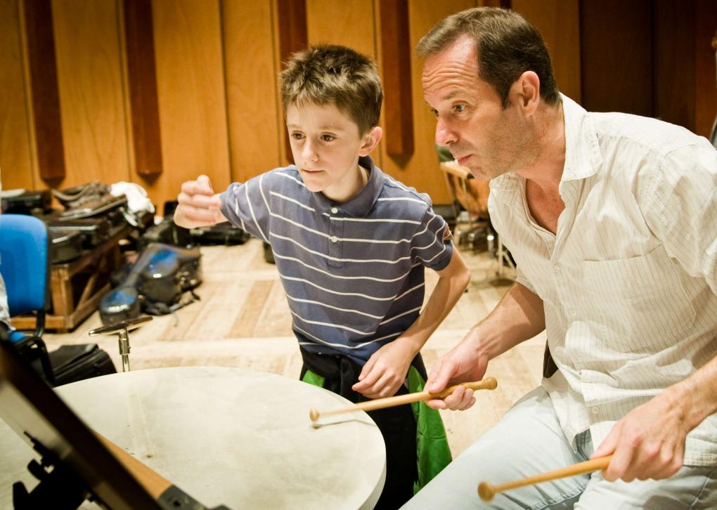 Pauker Martin Piechotta spielt für einen Jungen im Rahmen des Projekts "Feel the Music" mit gehörlosen und hörgeschädigten Kindern.