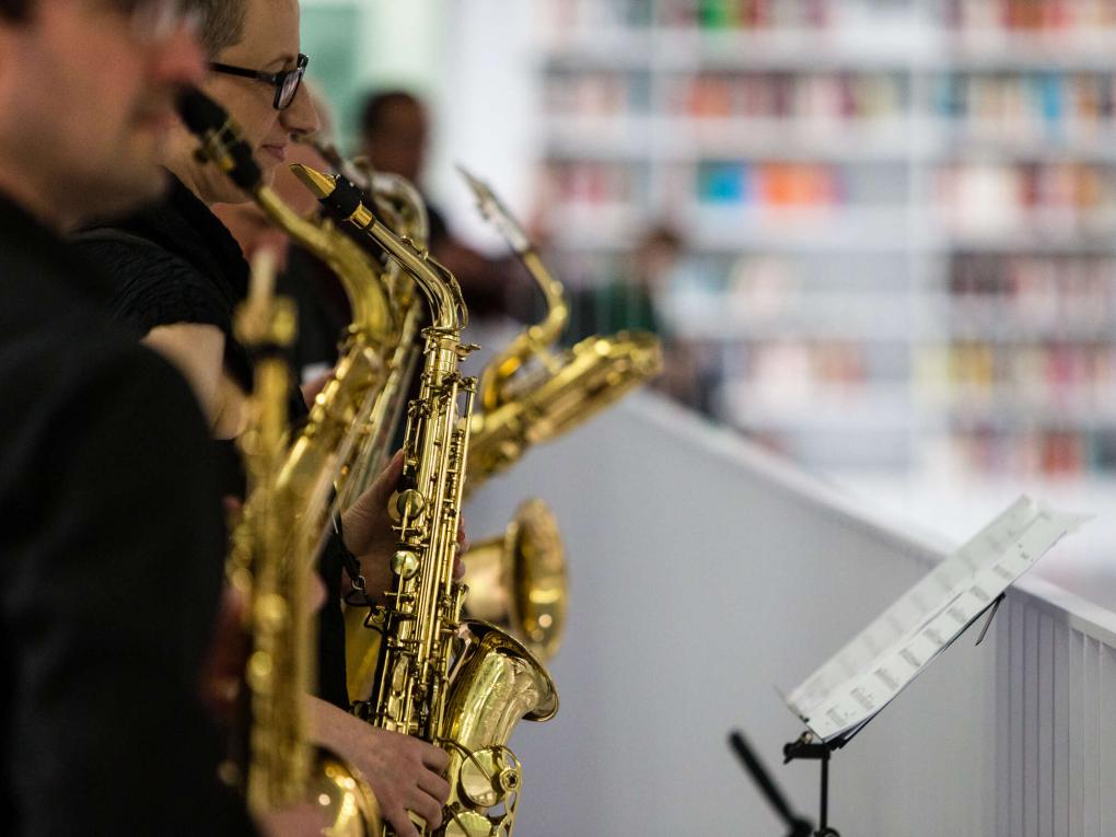 Saxophonisten in einem Bibliotheksraum