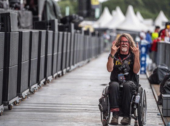 Bild: Besucher des Wacken Open Air, der auf einen Rollstuhl angewiesen ist, 2022