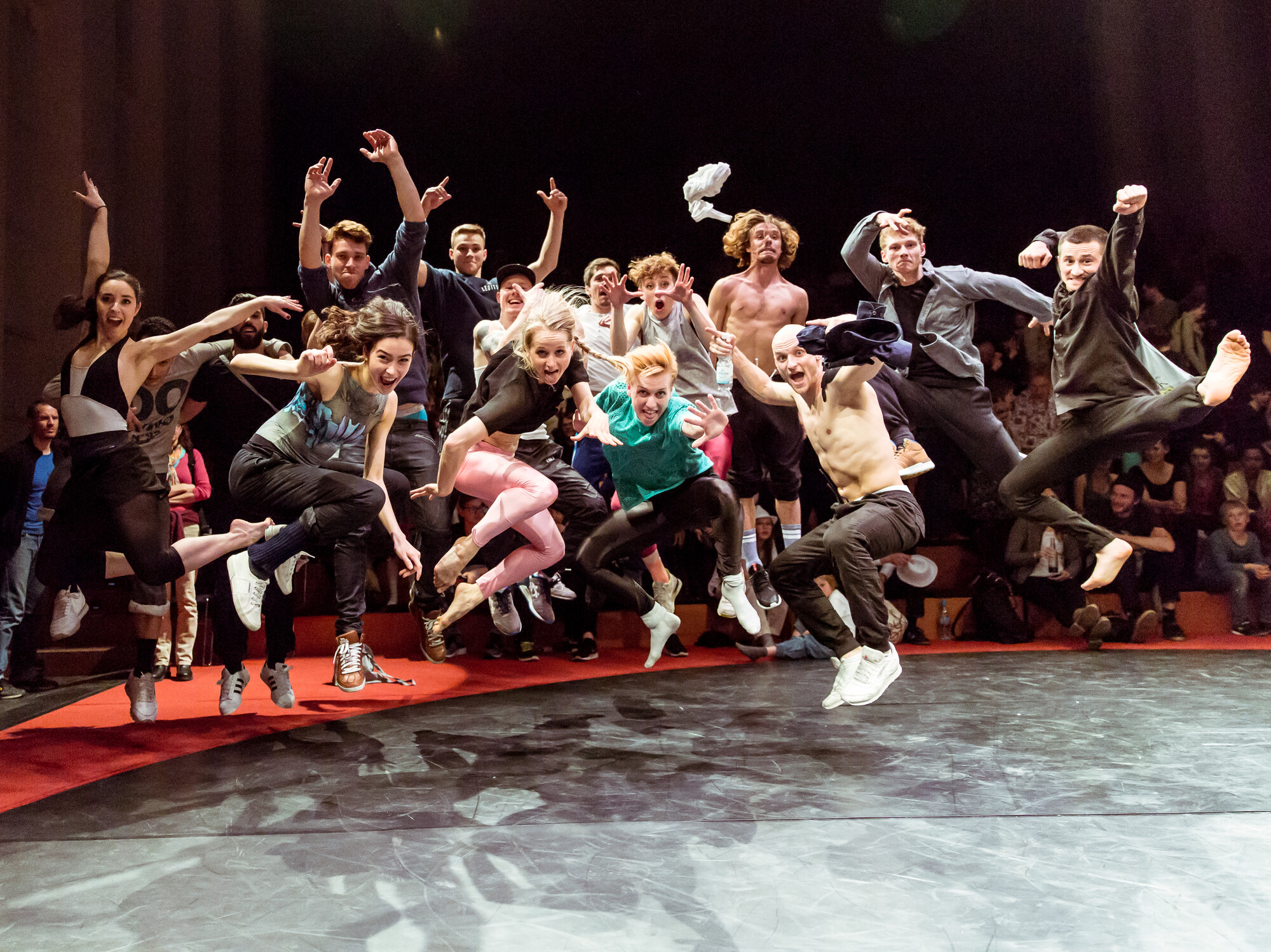 Eine Gruppe von Personen springt während einer Performance
