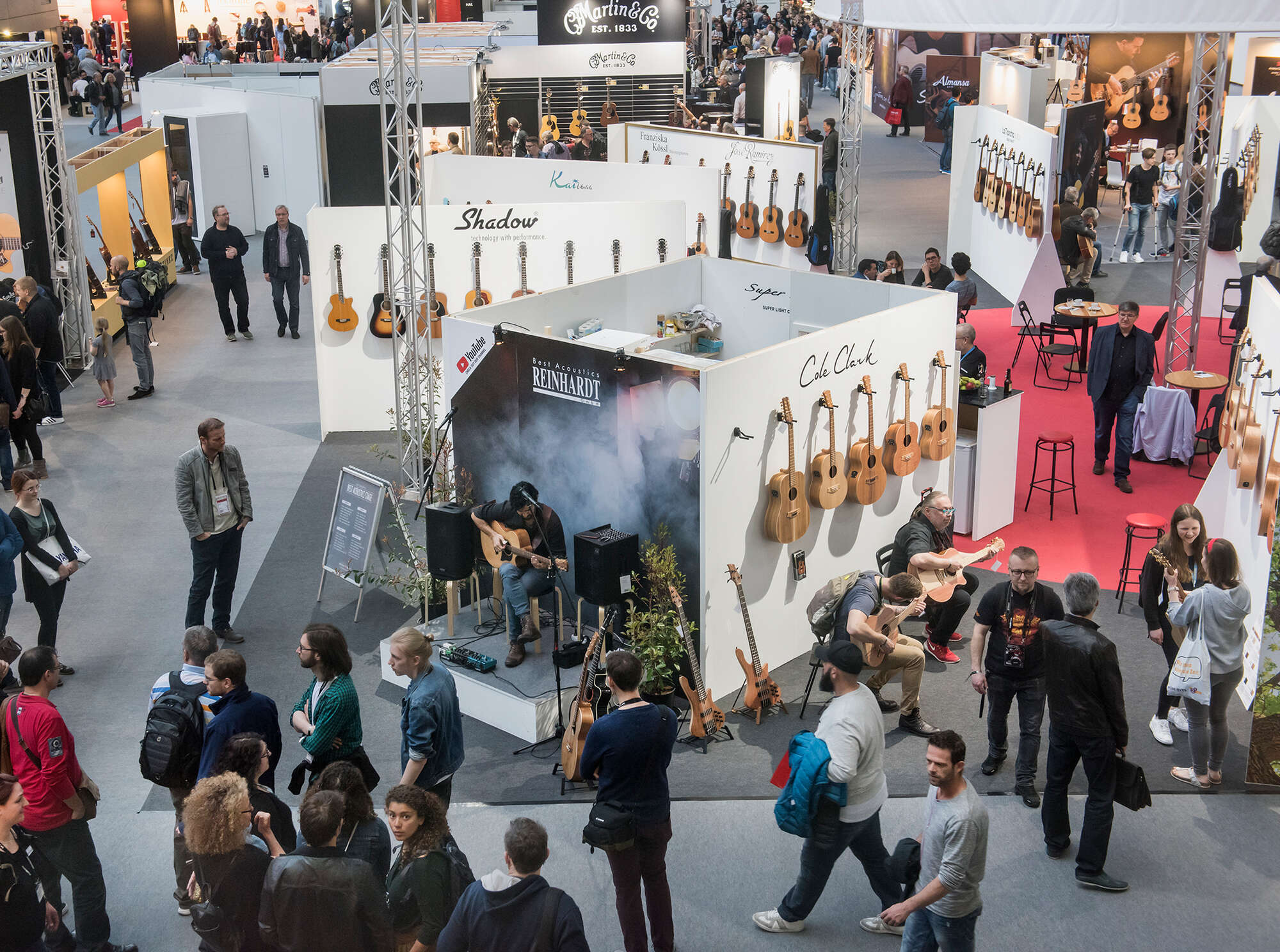 Ein Stand mit Konzertgitarren auf der Frankfurter Musikmesse