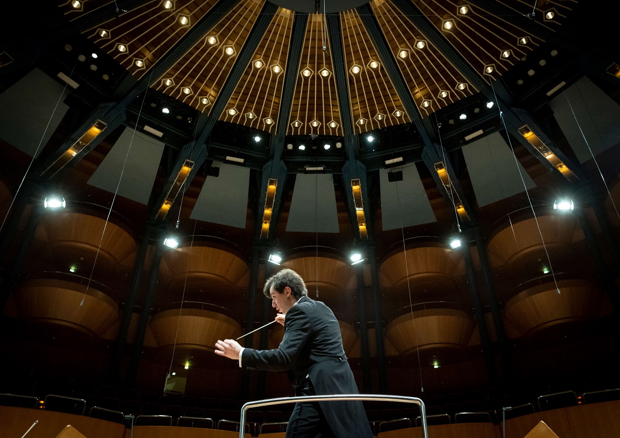 Ein junger Dirigent bei der Generalprobe für das Finale des Deutschen Dirigentenpreises 2021.