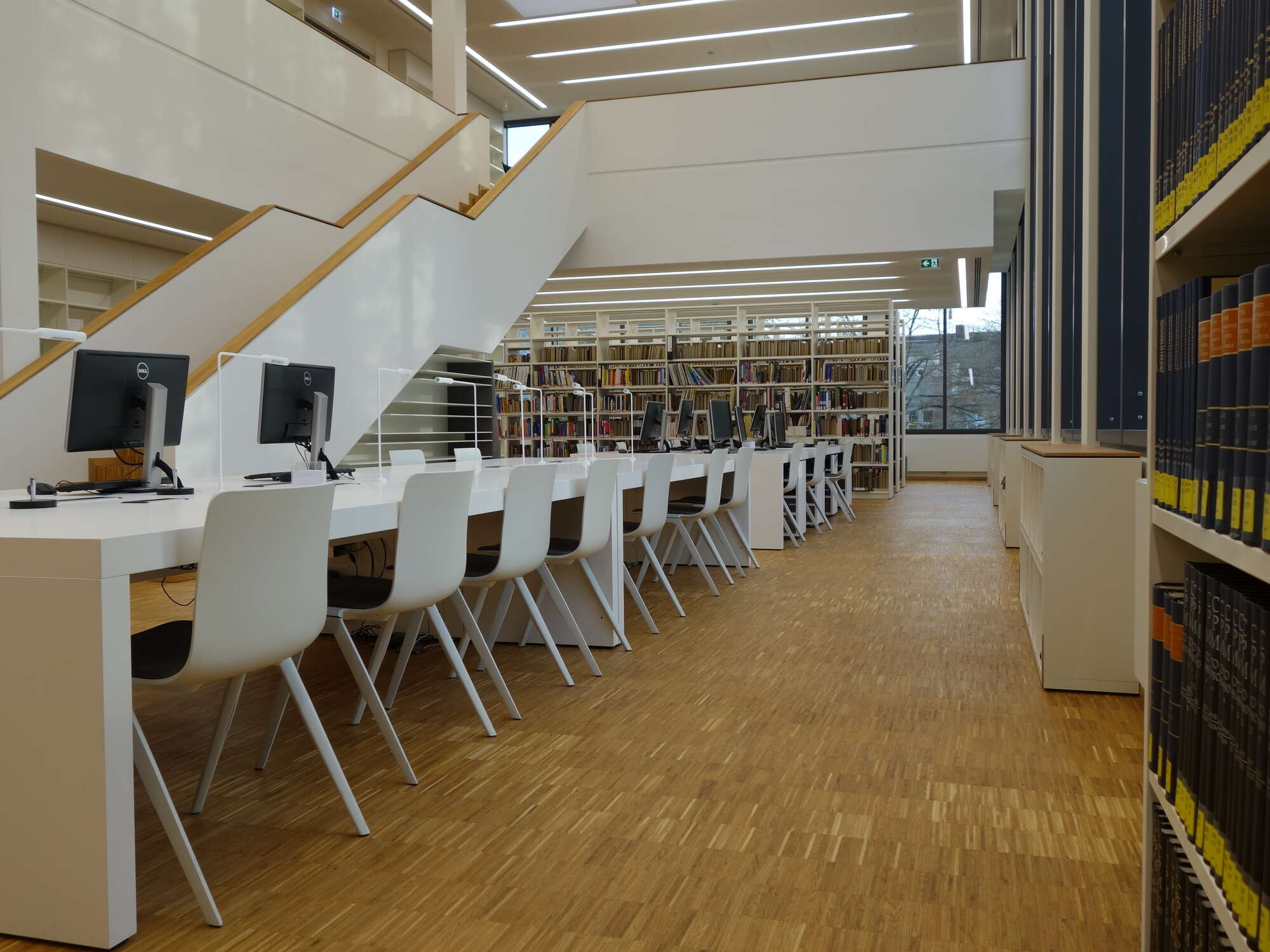 Musikbibliothek der Hochschule für Musik Detmold: Eine Reihe Computerarbeitsplätze.