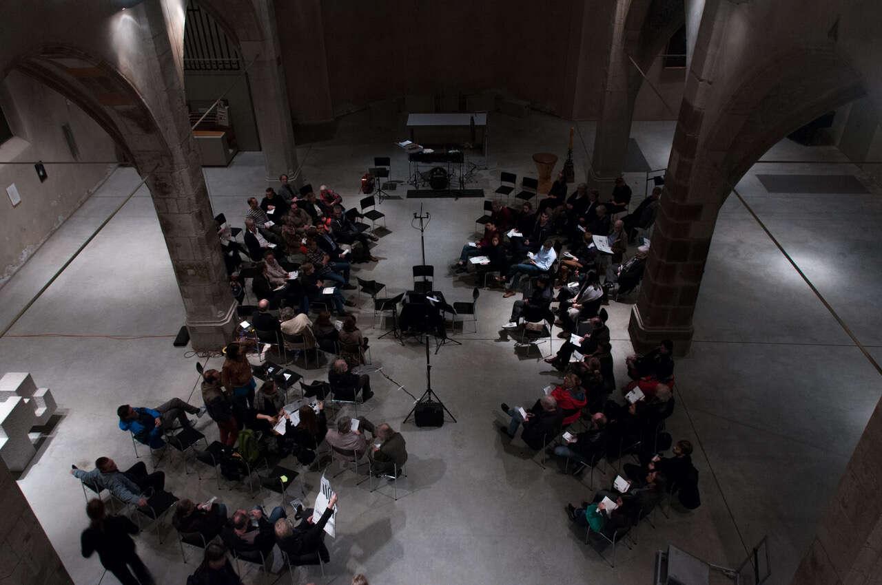 Konzert zeitgenössischer Musik in einer Kirche aus der Vogelperspektive. Veranstalter ist die Kunst-Station Sankt Peter.