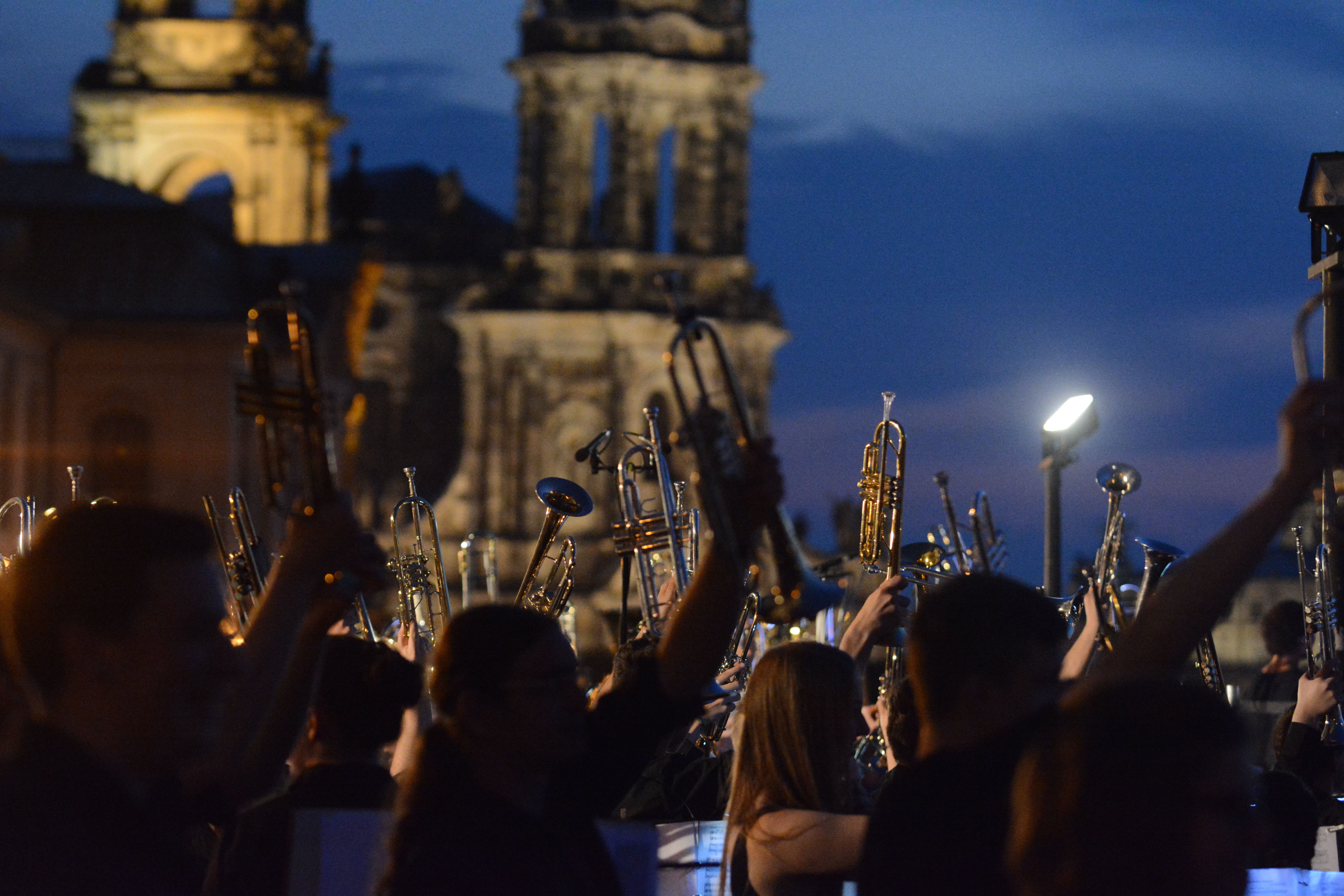 2. Deutscher Evangelischen Posaunentag 2016 in Dresden. Die Musikerinnen und Musiker heben während der Dämmerung ihre Instrumente in den Himmel.