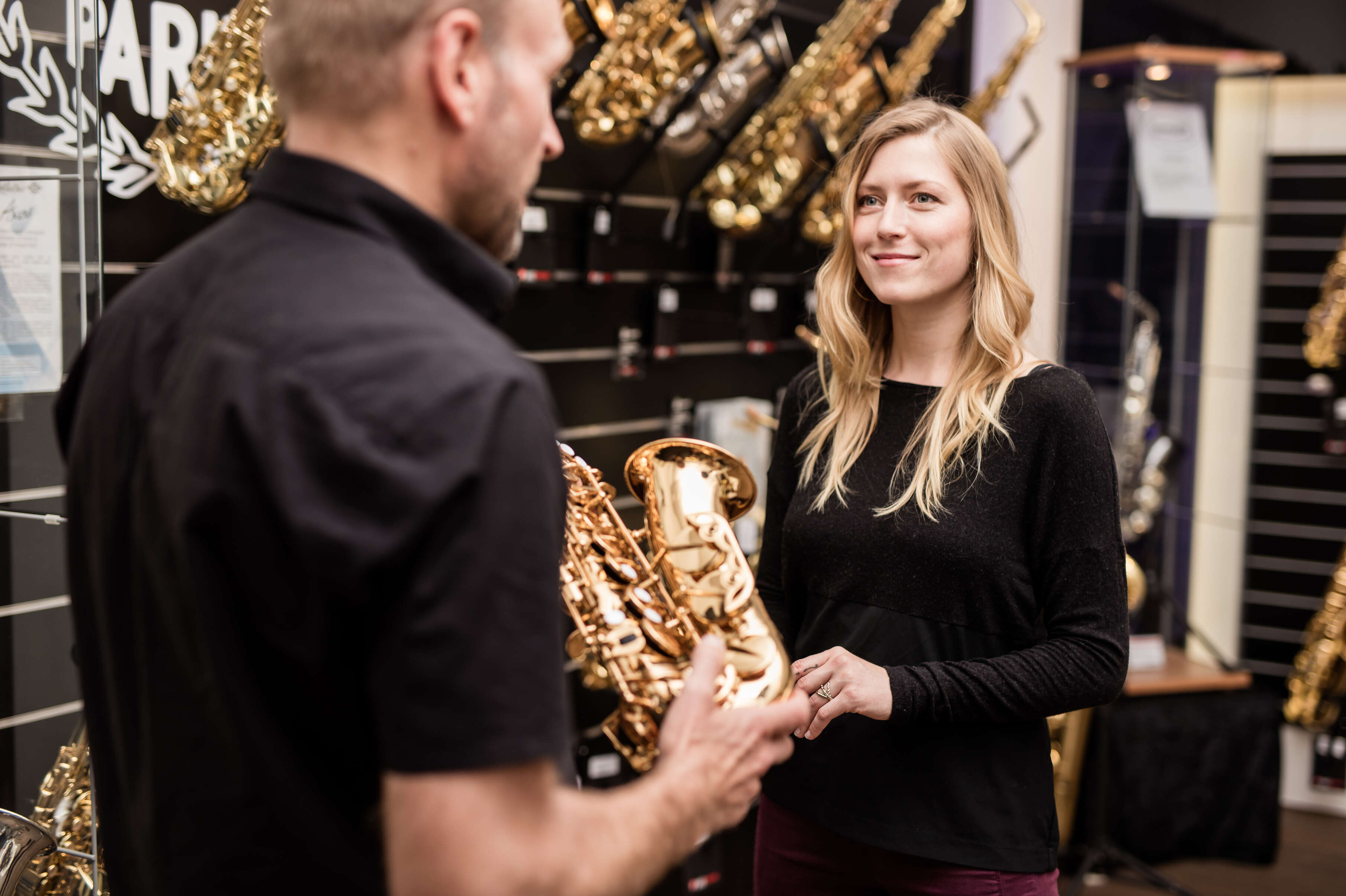 Beratung beim Kauf eines Saxophons im Fachhandel JustMusic Berlin.