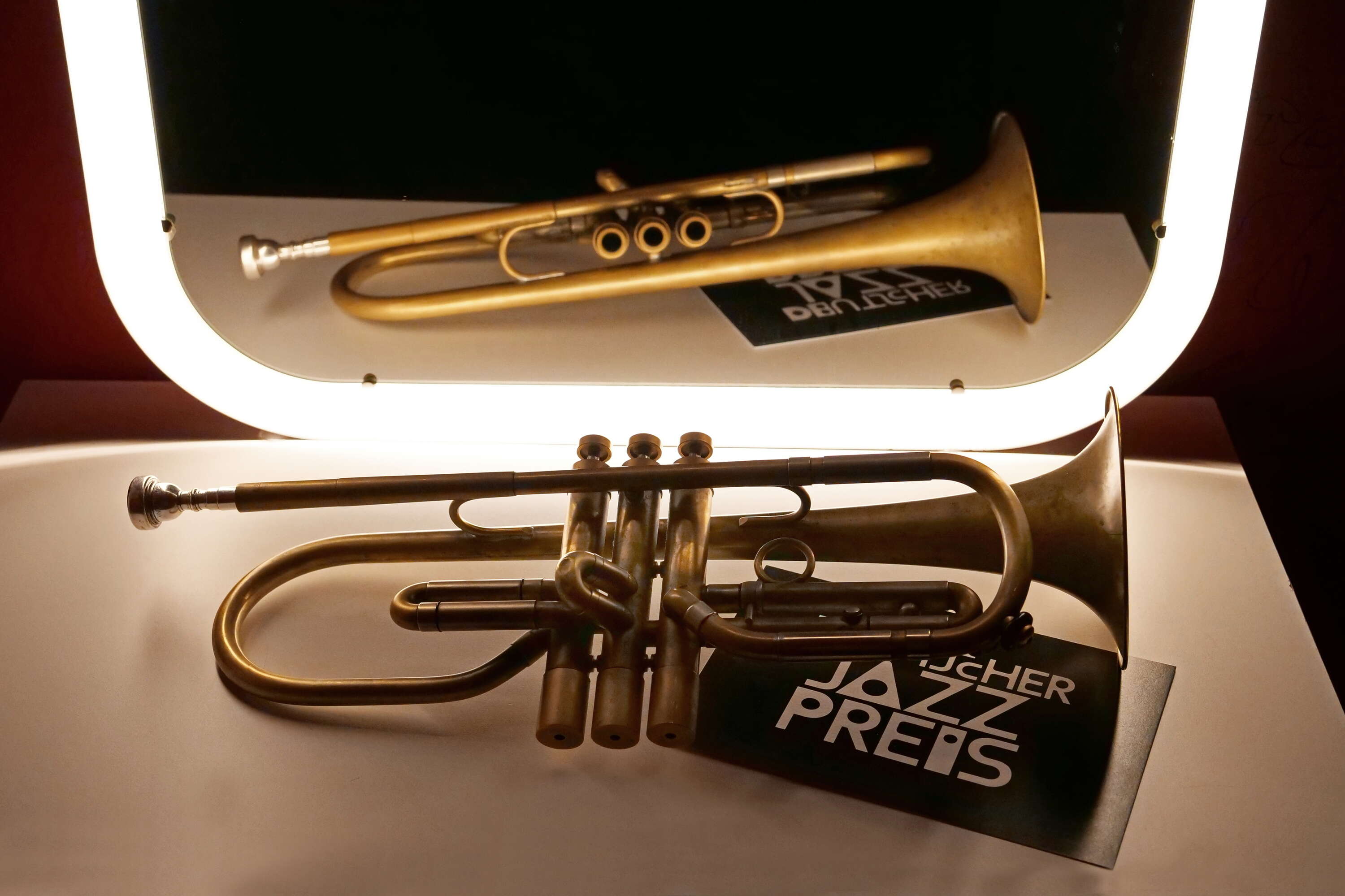 Eine Trompete und Moderationskarten für den Deutschen Jazzpreis 2021.