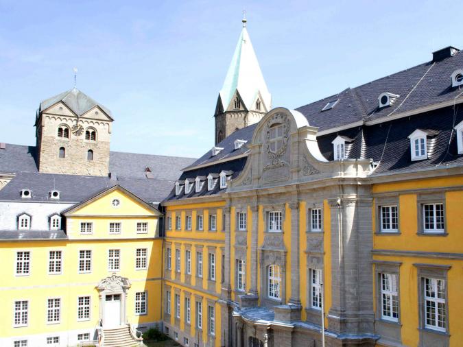 Außenansicht des gelben Gebäudes der Folkwang Universität