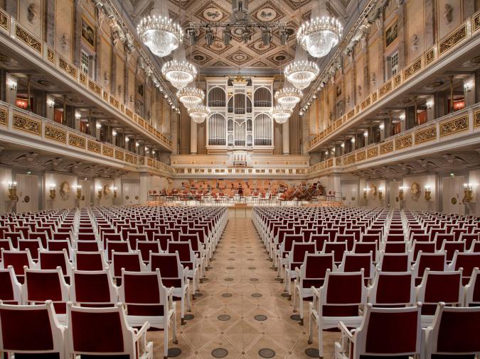 Rechteckig geschnittener barock verzierter Konzertsaal