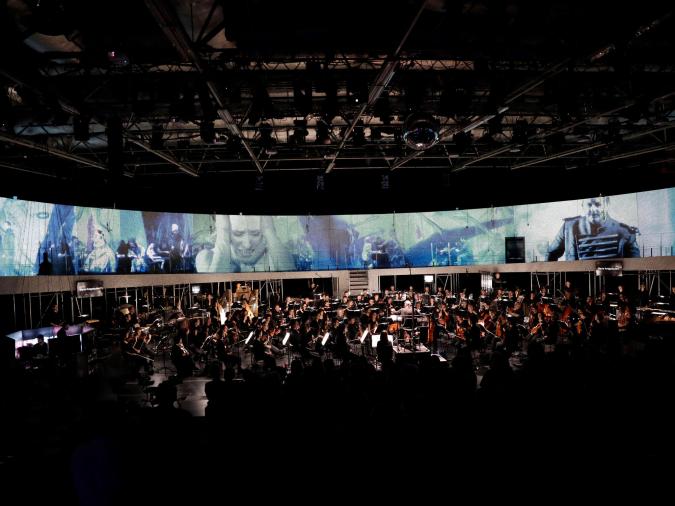 Orchester spielt in rundem Raum Szene aus „Die Soldaten“, Bernd Alois Zimmermann, Oper Köln (2017/18)