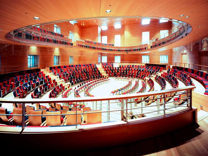 Ovaler Konzertsaal auf zwei Ebenen