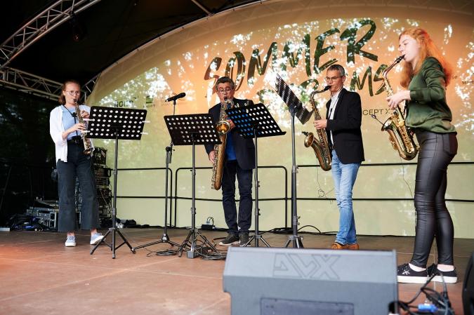 Saxophon-Quartett aus zwei jungen Frauen und zwei Männern bei den Tagen der Amatermusik 2021 in Rheine
