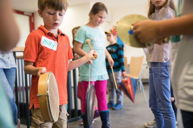 Tag der Musik an der Hochschule für Musik und Theater Rostock. Die Kinder können verschiedene Schlag- und Rhythmusinstrumente ausprobieren.
