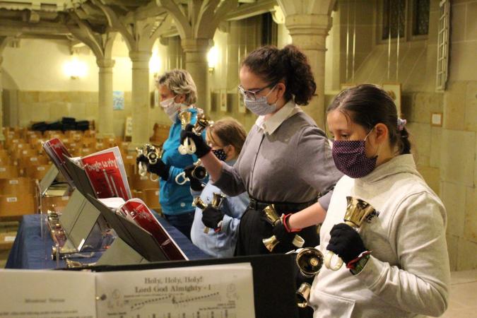 Probe unter Pandemiebedingungen. Die Mitglieder des Handglockenchors tragen beim Musizieren Mund-Nasen-Schutzmasken.
