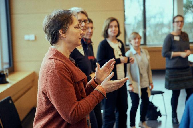 Frauen verschiedenen Alters bei einer Weiterbildung an der Bundesakademie für musikalische Jugendbildung Trossingen.