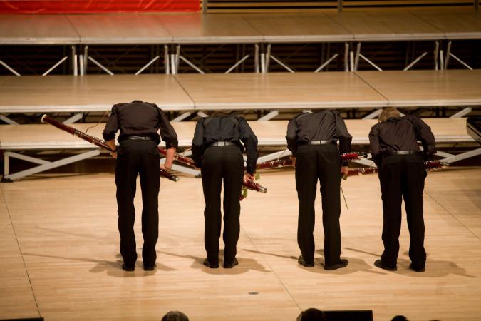 Jugend Musiziert: Vier junge Fagottisten verbeugen sich mit dem Rücken zum Publikum.