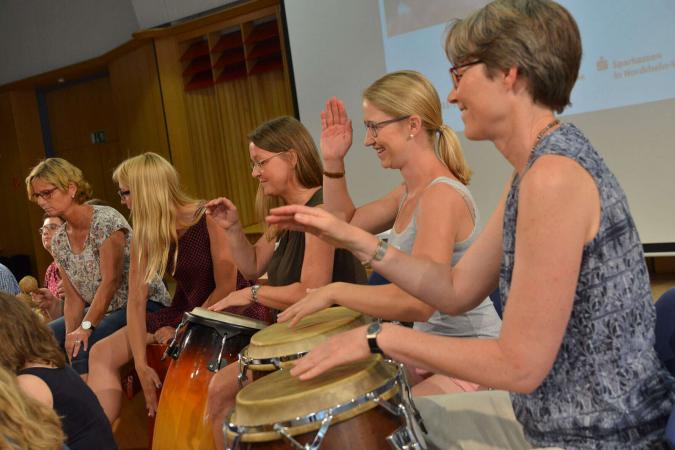 Weiterbildung an der Landesmusikakademie NRW: Frauen bei einem Trommel-Kurs.