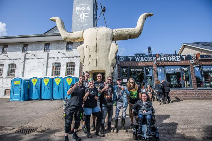 Bild: Gruppe von Fans auf dem Wacken Open Air 2018, ein Fan ist auf einen Rollstuhl angewiesen