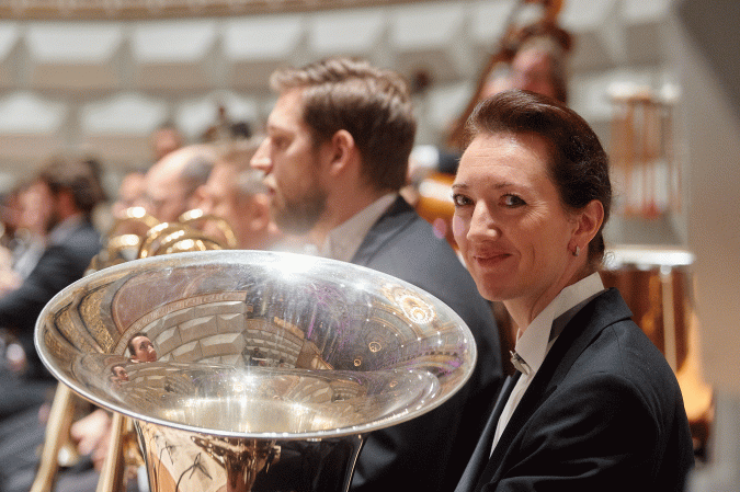 Carola Beukenbusch als Tubistin der Deutschen Philharmonie Merck