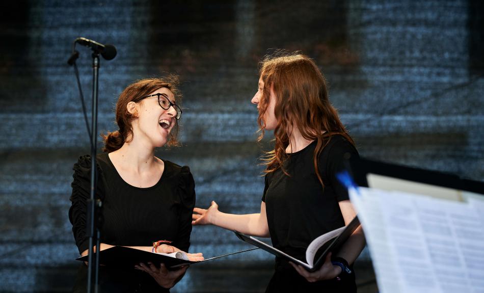 Tage der Amateurmusik 2021 in Rheine. Zwei junge Frauen singen ein Duet.