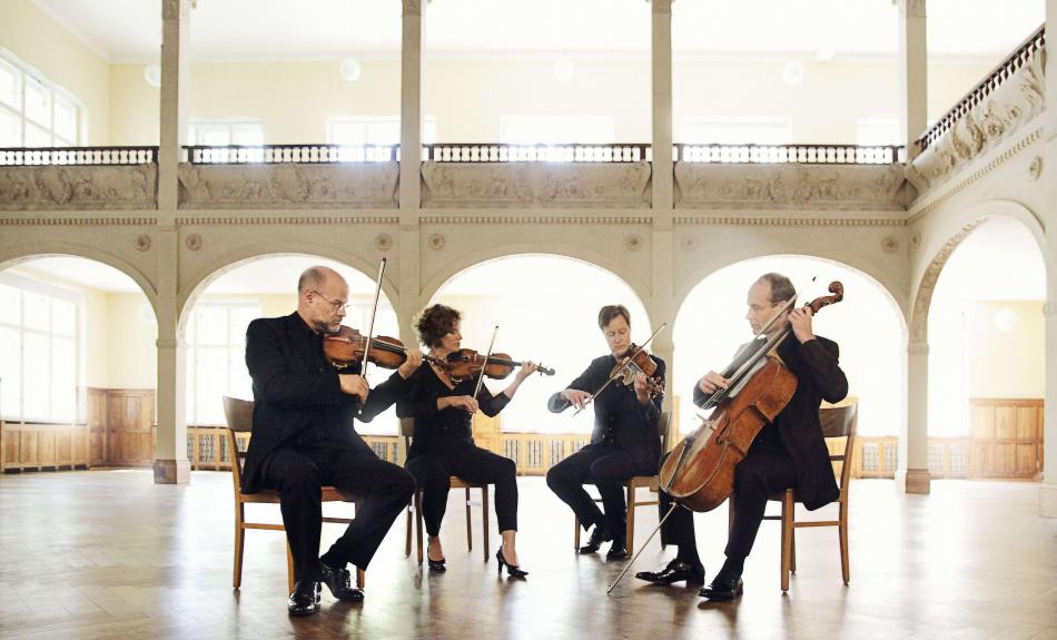 Das Mandelring Quartett spielt in einem historischen, hellbeleuchteten Saal.