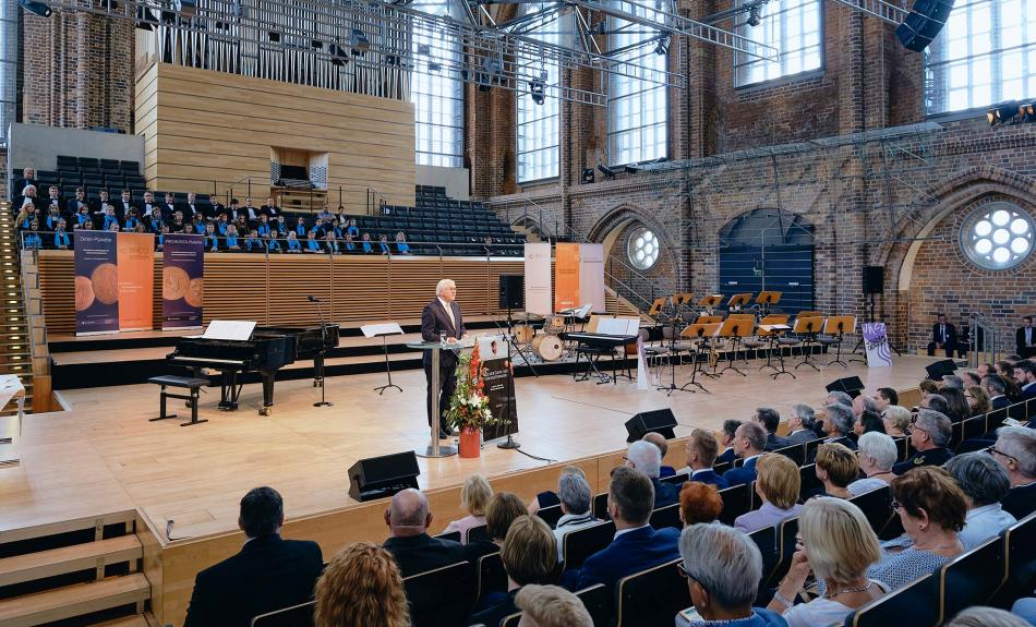 Bundespräsident Frank-Walter Steinmeier auf dem Festakt der Tage der Chor- und Orchestermusik in der Konzertkirche in Neubrandenburg am 10. Juli 2022