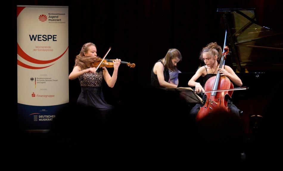 Marie Veronica Helling, Violine - Anna Meipariani, Violoncello - Clara Mandler, Klavier 