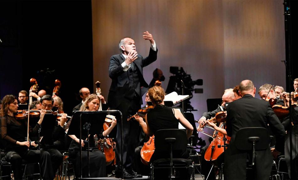 Foto des Dirigenten bei einer Aufführung