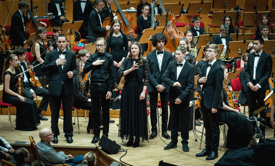 Schülerinnen und Schüler des BBZ Stegen gebärden das Heiligenstädter Testament beim Konzert mit dem BJO in der Kölner Philharmonie
