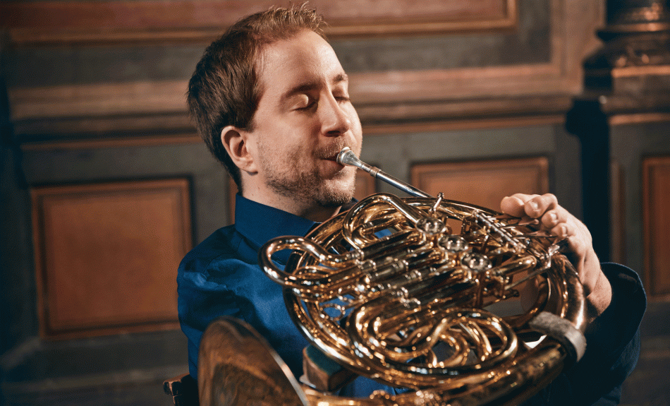 Der Hornist Felix Klieser, der sein Instrument mit dem linken Fuß spielt
