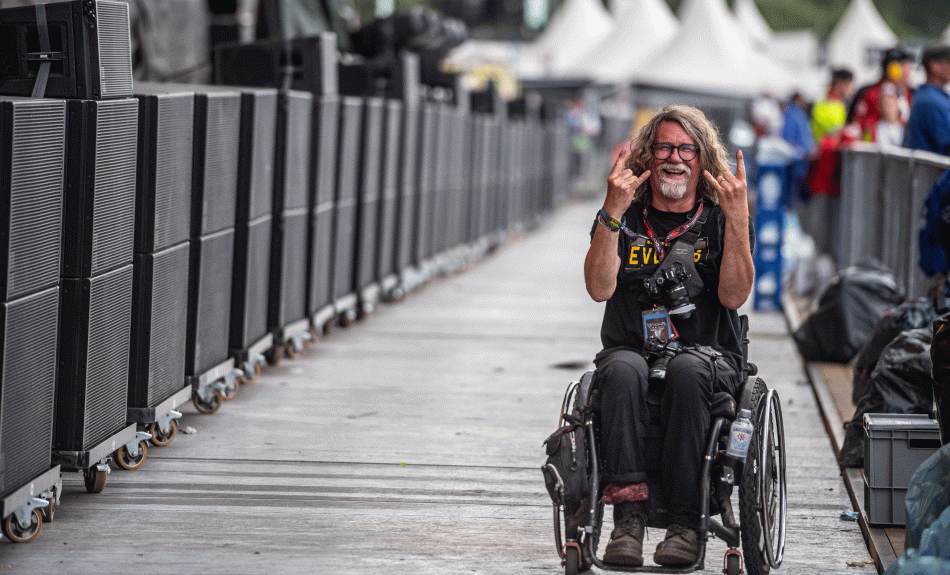 Besucher, der auf einen Rollstuhl angewiesen ist, vor der Bühne auf dem Wacken Open Air 2022