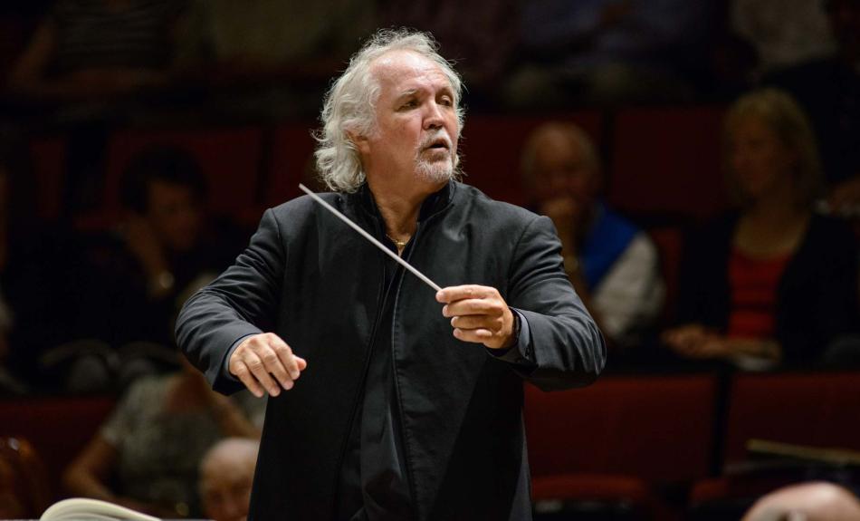 Porträt eines Dirigenten im Konzertsaal