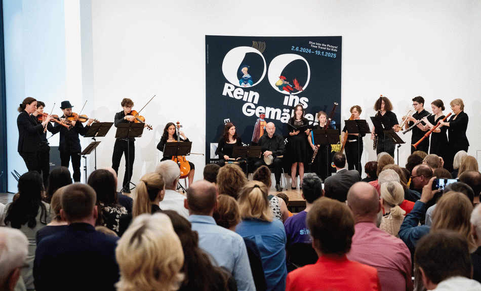 Jugendliche Musiker:innen und Mitglieder von Capella de la Torre bei der Ausstellungseröffnung "Rein ins Gemälde! Eine Zeitreise für Kinder" im Deutschen Historischen Museum 2024