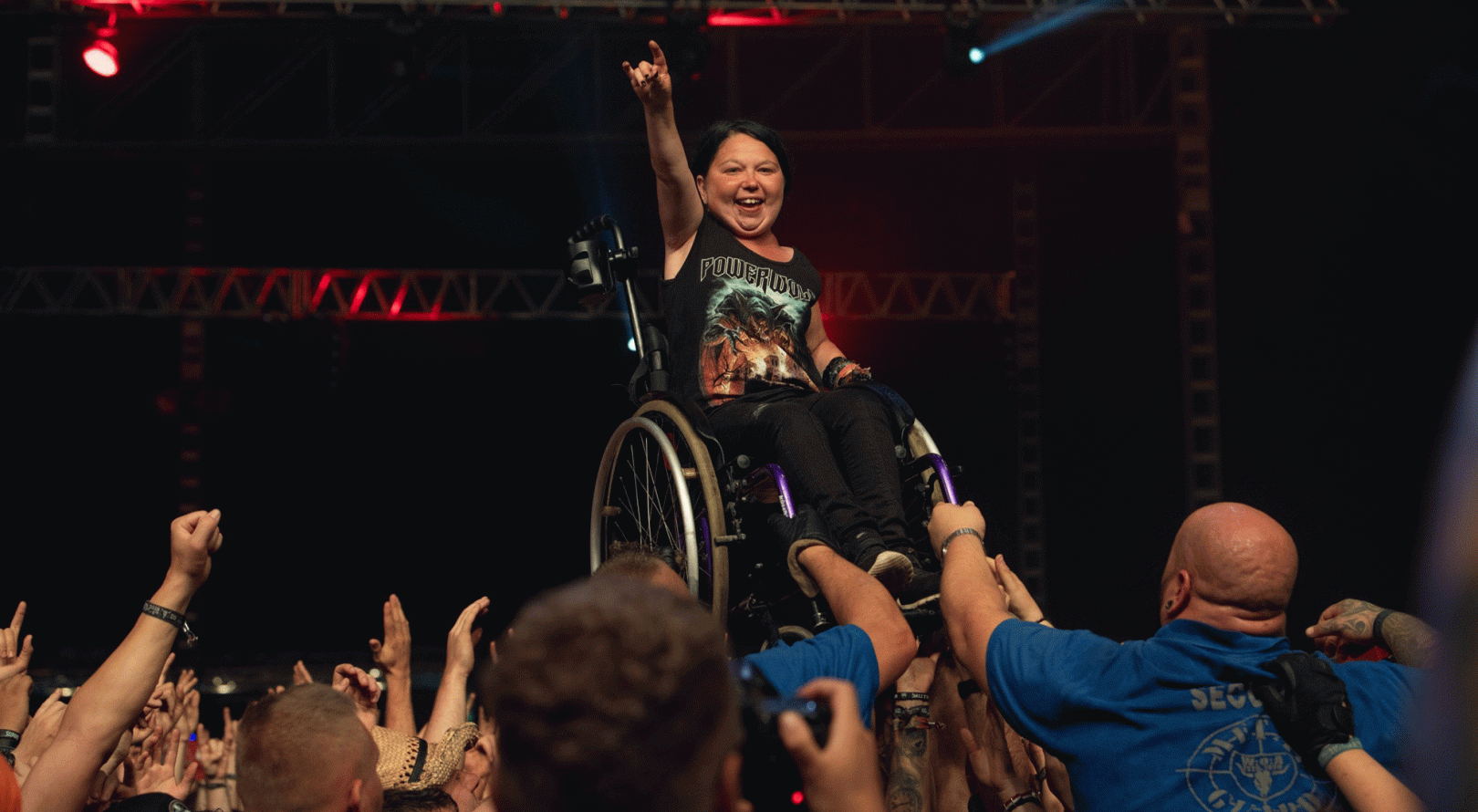 Wheelchair Crowdsurfer auf dem Wacken Open Air 2018