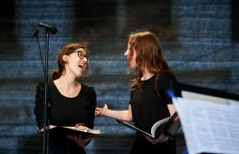 Tage der Amateurmusik 2021 in Rheine. Zwei junge Frauen singen ein Duet.