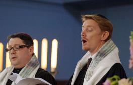 Zwei der ersten ABsolventen des Kantorenseminars während eines jüdischen Gottesdientes.