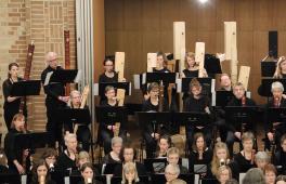 Mitglieder des Ensembles flautississimo und des Berliner Blockflöten Orchesters spielen 2020 die Blockflötensinfonie im Nürnberger Heilig-Geist-Saal.
