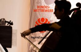 Jugend Musiziert 2016: Cellist und Wettbewerbs-Banner.