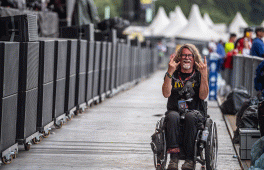 Bild: Besucher des Wacken Open Air, der auf einen Rollstuhl angewiesen ist, 2022