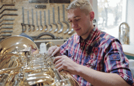 Der Instrumentenbauer Philip Josiger beim Bau einer Tuba