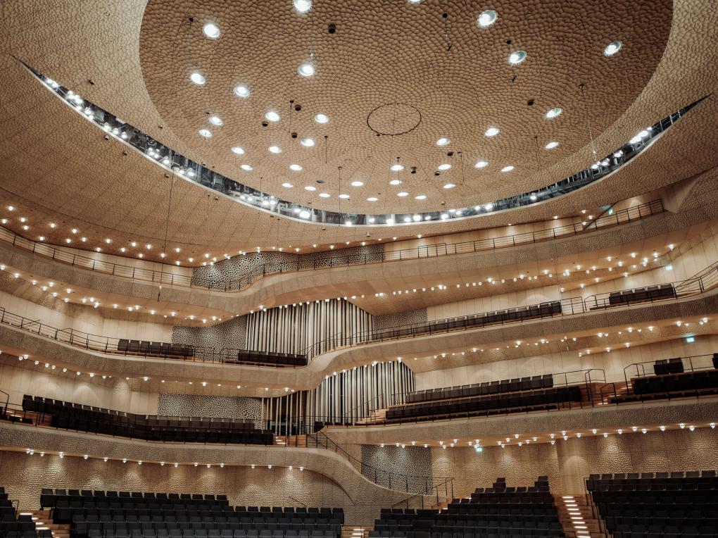 Moderner Konzertsaal mit unterschiedlich hoch angeordneten Rängen