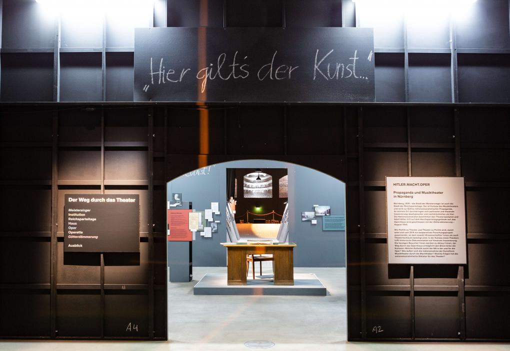 Blick in die Ausstellung "Hitler.Macht.Oper".