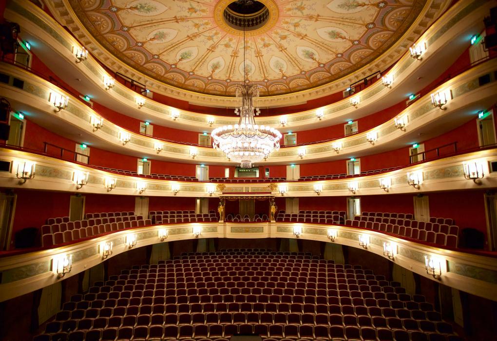 Zuschauerraum des Staatstheaters am Gärtnerplatz mit durchgehenden Galerien in der architektonischen Gestaltung von 1865.