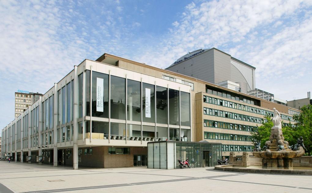 Außenansicht der Theaterdoppelanlage der Städtischen Bühnen Frankfurt am Main.