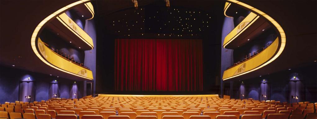 Zuschauerraum der oper Frankfurt mit Blick auf die Bühne.