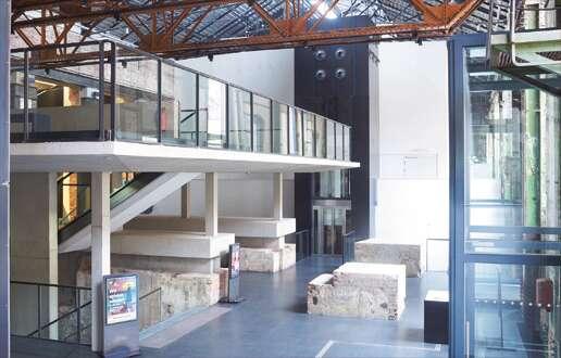 Theater im Kraftwerk: Das Foyer nimmt Elemente der alten Industriearchitektur auf.