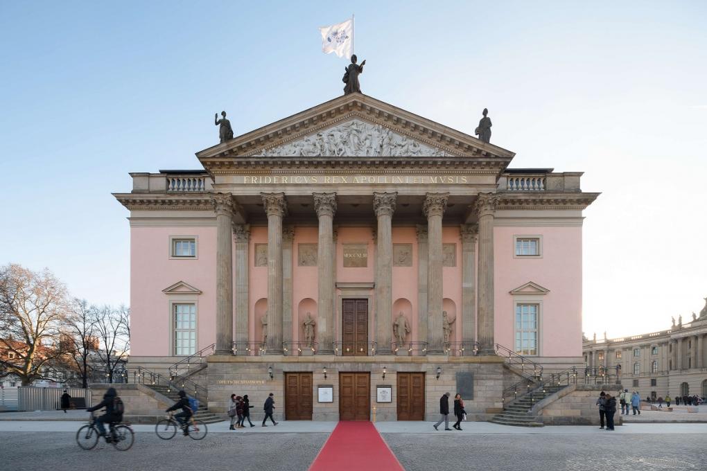 Fassade der Staatsoper unter den Linden nach dem Entwurf von Georg Wenzeslaus von Knobelsdorff aus dem Jahr 1743.